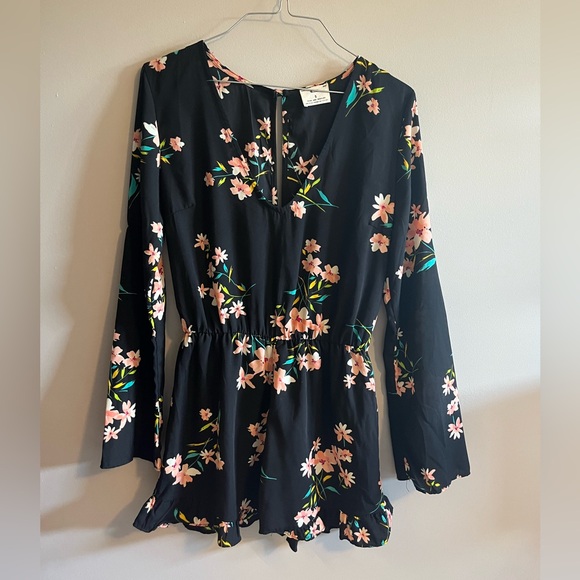 Pins & Needles Anthropologie Black floral open back romper size small - Picture 8 of 10